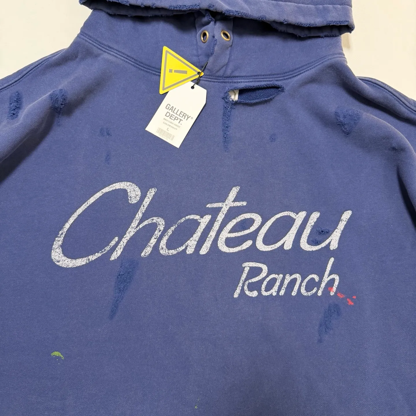 Detail processing GALLERY DEPT. CHATEAU RANCH HOODIE/NAVY Horseshoe Chateau ink-splashed damage hoodie Washed blue S-XL Assute reactive dye Garment horse fade processing Post-color frying processing Super heavy and tedious work Too many cuts and hanging wormholes destruction processing➕Hand-splashed ink Very time-consuming and labor-intensive Correct version Original main mark➕Large main mark➕Yellow wash mark The original BOXY short and wide version has not been changed at all. God-cut. Authentic level printing process. Post-washing treatment to show natural aging effect.